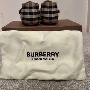 Baby girls Burberry London England  canvas shoes. Beige Charlton Check